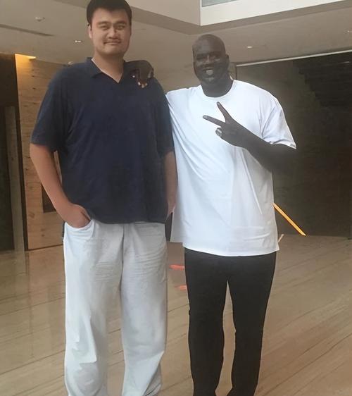 跨界联动!贝克汉姆晒与姚明&奥尼尔&成龙合影:见到了三位传奇
