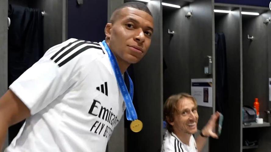 大将之风!姆巴佩赛后更衣室鼓舞全队:领先5分,我们要保持住