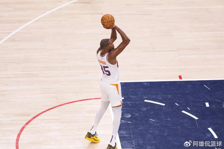 杜兰特:愿意传球能让队友更轻松 不然每个人都会感觉更紧张