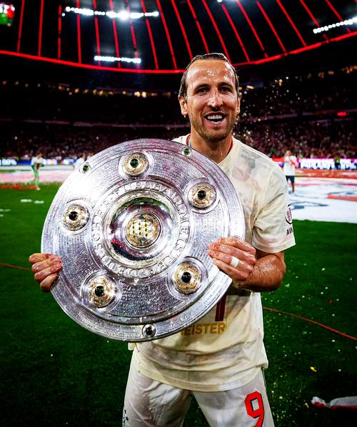 拜仁官方：凯恩等6将领取上赛季德国球员工会评选的最佳阵容奖杯