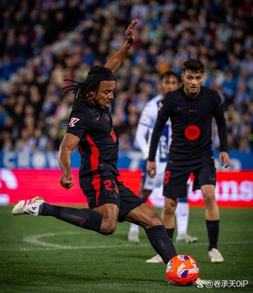 罗基谈紫百合1-1尤文DV9点球改判：改判正确，DV9拉倒了对方球员