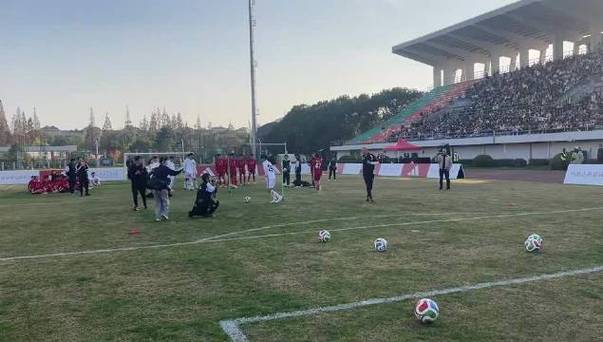 齐达内、蒯纪闻现身上海交大，亲身教学“马赛回旋”